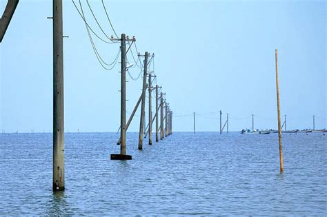 海に続く道と電柱！熊本県宇土市「長部田海床路」が。